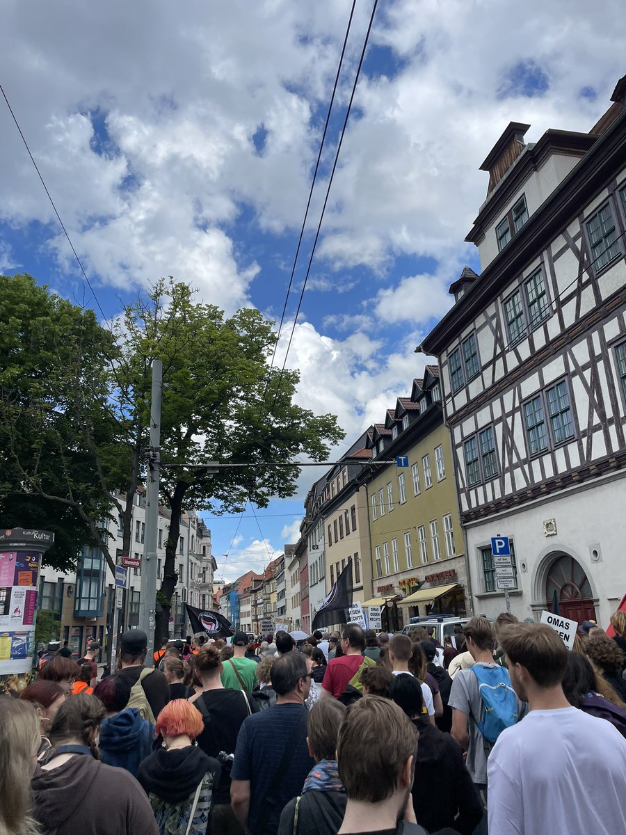 Vor den Kommunalwahlen demonstrieren in #Erfurt gerade Tausende gegen rechte Hetze und für Demokratie, Menschenrechte und ein solidarisches Miteinander. Das ist das #Thüringen, was gut tut und zeigt, wie viel hier möglich ist. Danke an Alle. Kein Milimeter den Neonazis!