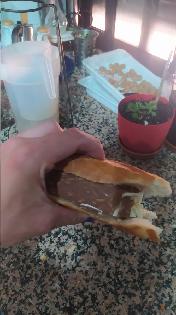 estegomanu's tweet image. Bocadillo de Magnum (sin palo por motivos evidentes)