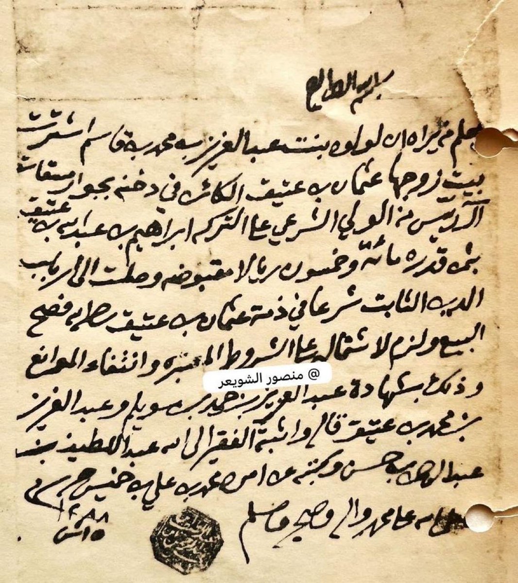 MansourShuwaier's tweet photo. أسرة آل ريس تنتسب إلى فخذ الدروع من قبيلة بني حنيفة من وائل بن ربيعة وتشير المصادر والروايات التاريخية إلى وجودهم في منطقة حجر اليمامة قبل القرن التاسع الهجري، وسبب تسميتهم بآل ريس لأن جدهم (ابن درع) كان موصوفًا بـ (رئيس الدروع) و (رئيس حجر اليمامة) التي قامت على أنقاضها مدينة الرياض، وقد أشار إلى وجودهم ونسبهم أغلب من كتب عن تاريخ مدينة الرياض وأُسرها قديمًا وحديثًا. ومن ذلك ما ذكره الشيخ أحمد بن مـحمد بن سليمان رحمه الله بقوله: "آل ريس لهم ذكر في التاريخ فجدهم علي بن عيسى بن درع هو رئيس حجر اليمامة في القرن التاسع الهجري وهو الذي استدعى ابن عمه مانع المريدي من ناحية القطيف وأقطعه غصيبة والمليبد المعروف في الدرعية، ومانع المريدي هو جد الأسرة الكريمة آل سعود التي ناصرت الدعوة السلفية وجاهدت معها"(المصدر للكاتب: مجلة العرب الربيعان عام ١٤١٨ هـ). وأملاك أسرة آل ريس تليدةٌ معروفة وبقيت تحت أيديهم حتى نزعت ملكيتها لغرض تطوير مدينة الرياض، وأبرز أملاكهم في الرياض هي: البابية، الشلخة، العسيلة، نخل الجفرة، الحامدية، دينار، الصويلاني، حويّط مقيبرة، حويّط ولد عيد، أرض الجونية.. وغيرها من الأملاك. وقد قامت على بعض هذه الأملاك حلّة آل ريس، وكان أغلب ساكنيها منهم وهم  اخوة ، غفر الله لهم ورحمهم الشيخ محمد بن عبدالعزيز الريس والشيخ عبدالرحمن بن عبدالعزيز الريس والشيخ علي بن عبدالعزيز الريس وجاورهم فيها أسر كريمة من أهل الرياض وغيرهم، وكانت هذه الحلّة موقعًا شهيرًا في الرياض عند استخراج حفائظ النفوس السابقة فيكتب فيها / الإصدار: مدينة الرياض-حلة آل ريّس. وكذلك ينادي أصحاب سيارات الأجرة قديمًا بقولهم: السبالة والريّس. وكان الشارع الرابط بين طريق المقيبرة وشارع عسير يسمى شارع آل ريس وبقي هذا الاسم لأكثر من عشرين سنة منذ افتتاح طريق الملك فهد عام 1411هــ إلى أن تمت إعادة تسمية الطريق كاملًا من الدائري الغربي إلى الدائري الشرقي باسم طريق المدينة المنورة. وأسرة آل ريس من أكبر أسر مدينة الرياض عددًا حيث تتفرع إلى أربعة فروع: (آل عثمان، آل علي، آل سليمان، آل محـمد) وقد انتقل بعض أفراد هذه الأسرة من آل عثمان إلى الأحساء واستقروا بالمنطقة الشرقية مع ذريتهم ولايزالون على تواصل مع أبناء عمومتهم باستمرار وبعضهم لايزال مستقرًا فيها فيما عاد البعض الآخر إلى الرياض. وأشهر رواة هذه الأسرة الشيخ العلامة بعلم الفلك والنسّابة بعلم الأنساب: صالح بن حمد بن سليمان بن ريس رحمه الله والشيخ النسّابة العلامة بعلم المواريث: إبراهيم بن عبد الله بن عبد العزيز بن ريس رحمه الله، حيث كانت لهم دراية وعلم وخبرة في الأنساب وغيرها. ومن رجال الملك عبد العزيز الشيخ عبد الله بن علي بن ريس رحمهم الله حيث التقى به في الكويت وصاحبه في بعض غزواته ثم أصبح وكيلًا للملك عبد العزيز في شؤون الزراعة والفلاحين وهو من ذوي الرأي والمشورة وبقي مستشارًا للملك عبد العزيز فيما يحدث في الرياض وغيرها من خلافات فكان يستدعيه ويأخذ رأيه في بعض الأمور وحل المشاكل.كما نذكر الشيخ علي بن عبد العزيز رحمه الله وهو من أعيان ووجهاء مدينة الرياض وأسهم في تأسيس الغرفة التجارية بمدينة الرياض، وكذلك الشيخ العم سليمان بن عبد العزيز بن ريس القائم على تنظيم الأعياد والاجتماعات للعائلة، وغيرهم الكثير من أعيان الأسرة الذين توجت جهودهم مؤخرًا في تأسيس مؤسسة حجر اليمامة الخيرية التي تعنى بخدمة المجتمع بشكل عام وأسرة آل ريس بشكل خاص.
كتبها: فهد بن عبد الرحمن بن محـمد الريس