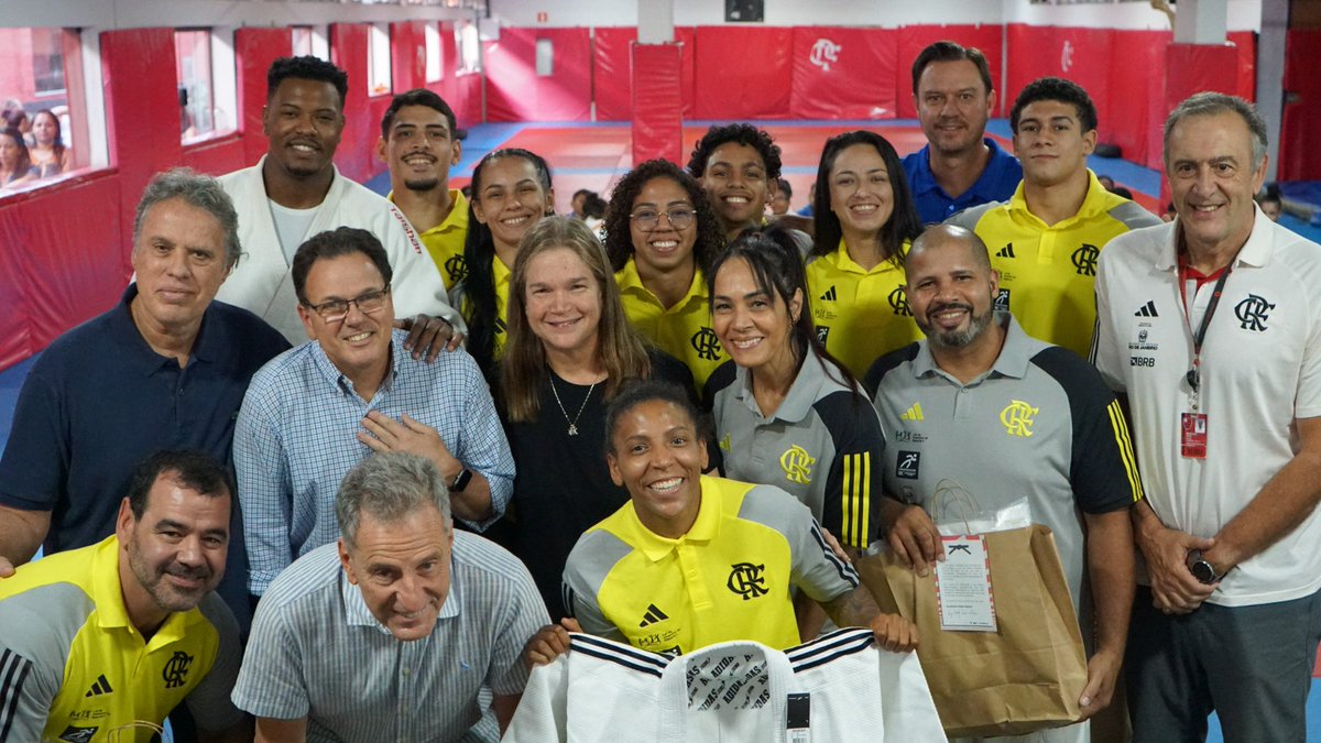 E esse judogui novo da Adidas para os atletas do #FlaJudô? 😍🥋 O Presidente Rodolfo Landim, juntamente de Rodrigo Dunshee (Vice-presidente jurídico), Gustavo Oliveira (Vice-presidente de comunicação e marketing), Deborah Frochtengarten (Vice-presidente de esportes olímpicos),