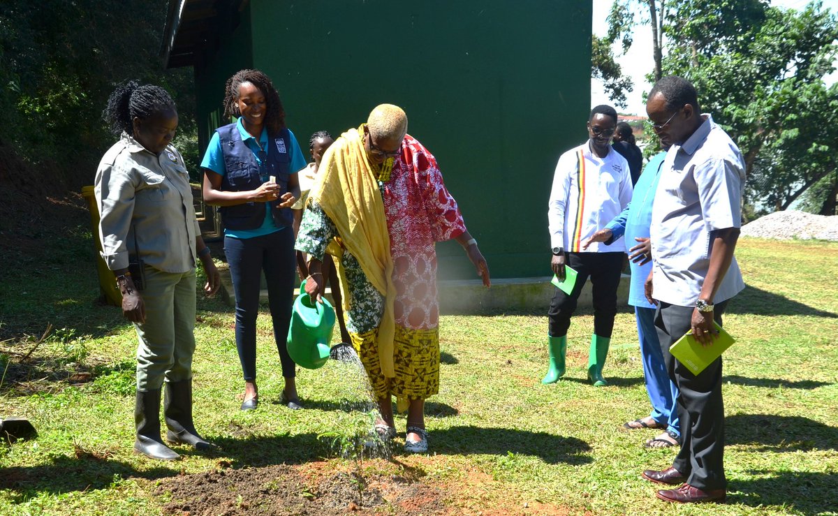 UWEC_EntebbeZoo's tweet photo. The @UNDPUganda Resident Rep.
had a great time with pupils at the Children's Wildlife Discovery Centre(CWDC)during her maiden visit to @UWEC_EntebbeZoo.Ms. @NwanneObahor commended us for our role.UNDP funded the construction of the CWDC &amp; refurbished the Infor. Centre. 
#SDG17🇺🇬 https://t.co/8Gw4nSnUVQ