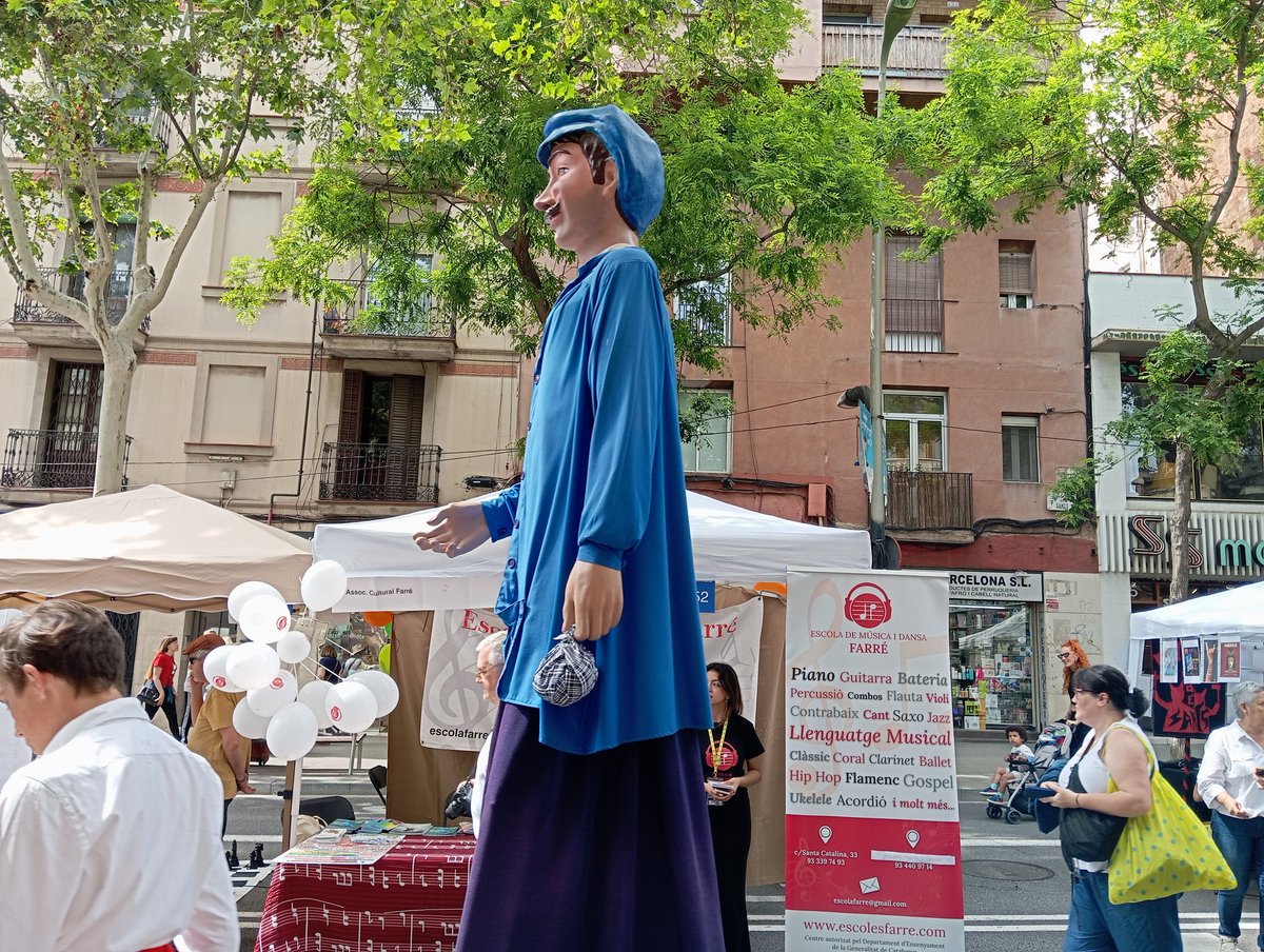 50Farre's tweet photo. Seguim aquest dia tan fantàstic amb la visita dels gegants.
@borinots
@AgusGiralt
@secretariat_shb
@CotxeresCasinet
@secretariat_shb
@bcn_ajuntament
@BCN_SantsMont
 #Firentitats https://t.co/XiB93oLgPd