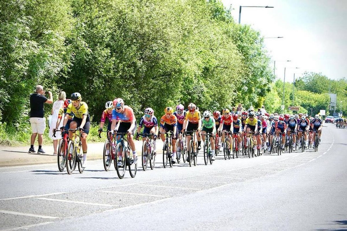 📸 @cyclepix4u
・・・
#RideLonon #Classique have completed their first large circuit &amp; passage over the line. 2 smaller circuits before switching back up the climb to the finish line Stg2 <a href="/cyclingshorts/">jon doe</a>.cc <a href="/torelli/">Rick Rick</a>.official @das_hutchinson_brother @doltcinioshea