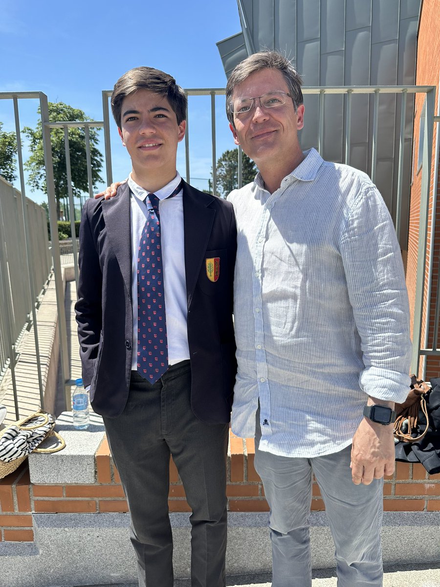 Entró por la puerta del <a href="/ColegioRetamar/">Retamar</a> con la pasión de aprender. 

Hoy, 12 años después, sale por la misma con la pasión de servir. 

Enhorabuena hijo, por tu trayectoria académica y valores adquiridos. ♥️