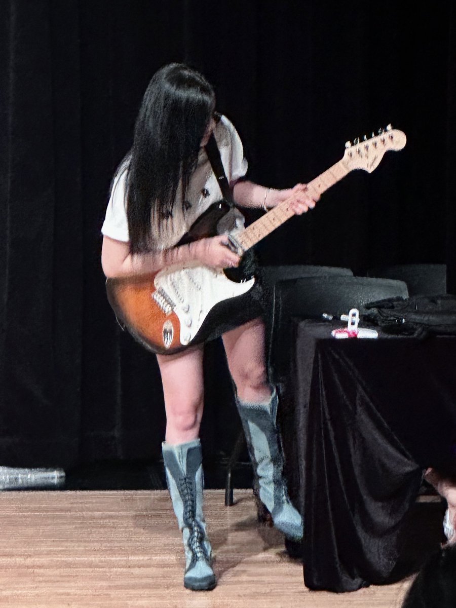 bbangtaku's tweet photo. get a guitar!!!! https://t.co/ciyZRgsNYS