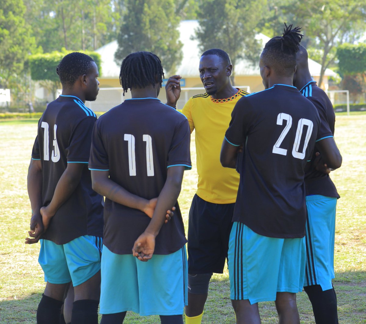 The boss, @AlexIsabirye_, a former striker himself, briefs the team's strikers before a training session at Hormsdalen Primary School, Gayaza. #LearningFromTheBest

#URAFC | #OneTeamOneDream