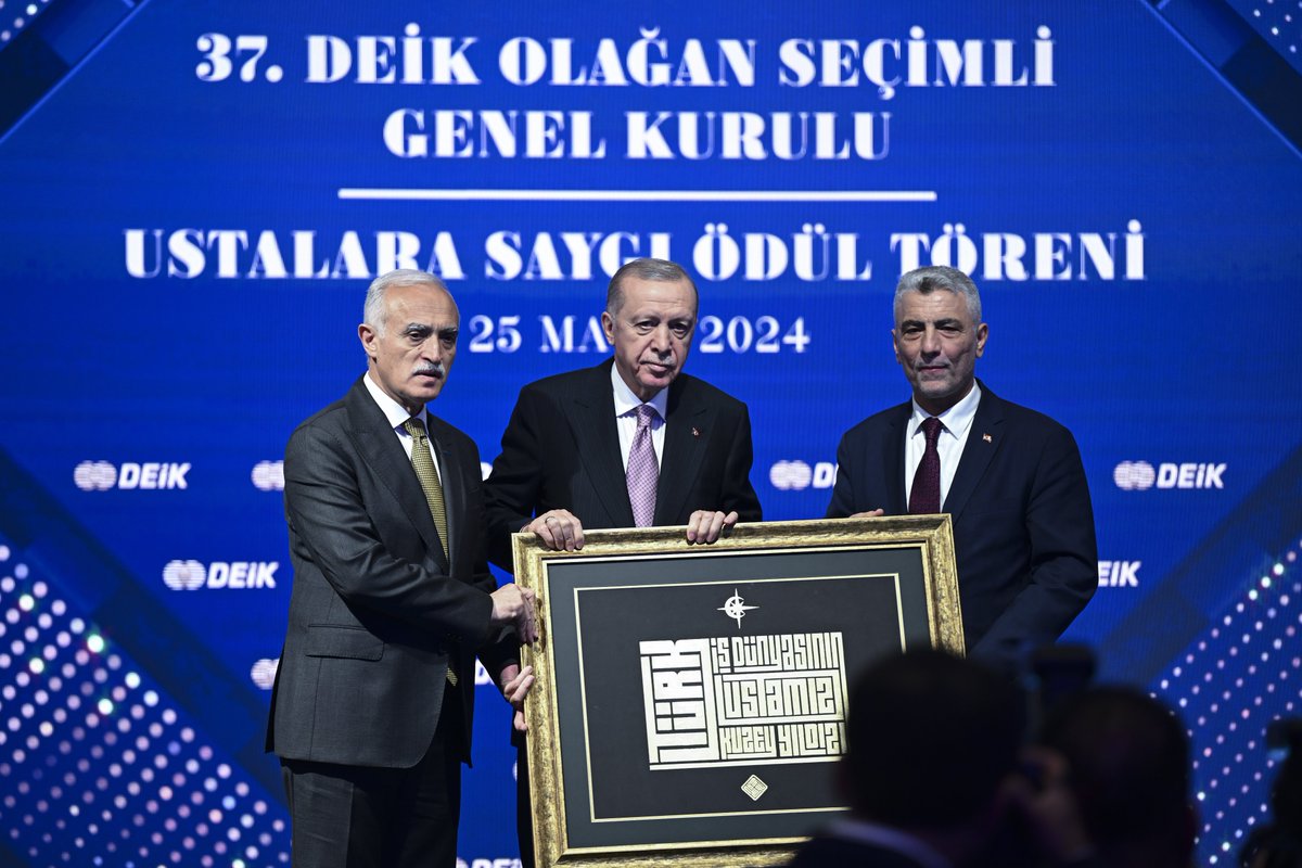 Cumhurbaşkanımız Recep Tayyip Erdoğan, Lütfi Kırdar Uluslararası Kongre ve Sergi Sarayı'nda düzenlenen DEİK Genel Kurulu ve Ustalara Saygı Ödül Töreni'ne katıldı.