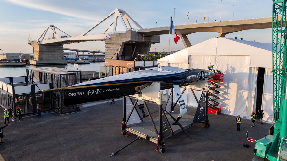 Ce matin aux aurores l’#AC75 d’ @oe_teamofficial a été sorti de sa tente. Le Challenger Français pour la 37e @AmericasCup, porté par #KChallenge, révèle ses couleurs !

#OERT