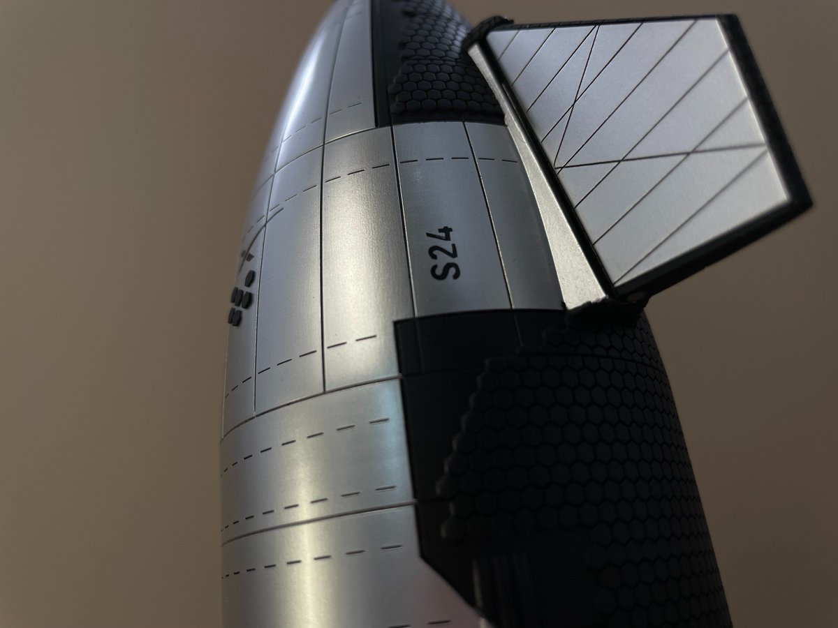 tsuki_sama__'s tweet photo. Comparison pictures between a smooth version and a welding marks version SpaceX Starship 24 model. When you receive it, it will look like one of these!๐๐
#SpaceX #models #Starship #ship24 #rockets #LaunchX #Space #Launch #NASA #elonmusk
@elonmusk
@FelixSchlang
@MarcusHouse https://t.co/9xiBkgJGWi