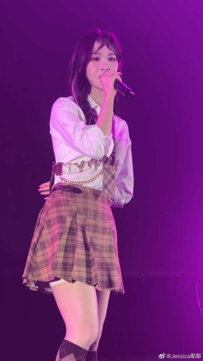 ziyiniverse's tweet photo. omg look at ziyin performing😭😭😭 SHE LOOKS SO GOOD

cr Jessica耶耶 https://t.co/rW9HiaraNX