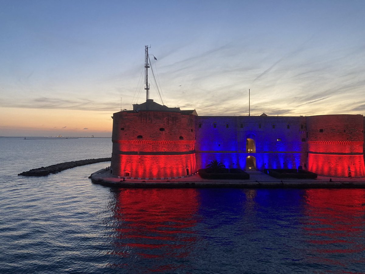 cappelloviaggio's tweet photo. .
❤️ La mia città è differente 💙
.
#ilcappellodaviaggio #homeiseverywhere #Taranto #mare #lungomare #castello #shotoniphone #avventuredellacoscienza https://t.co/57QWuaXLFq