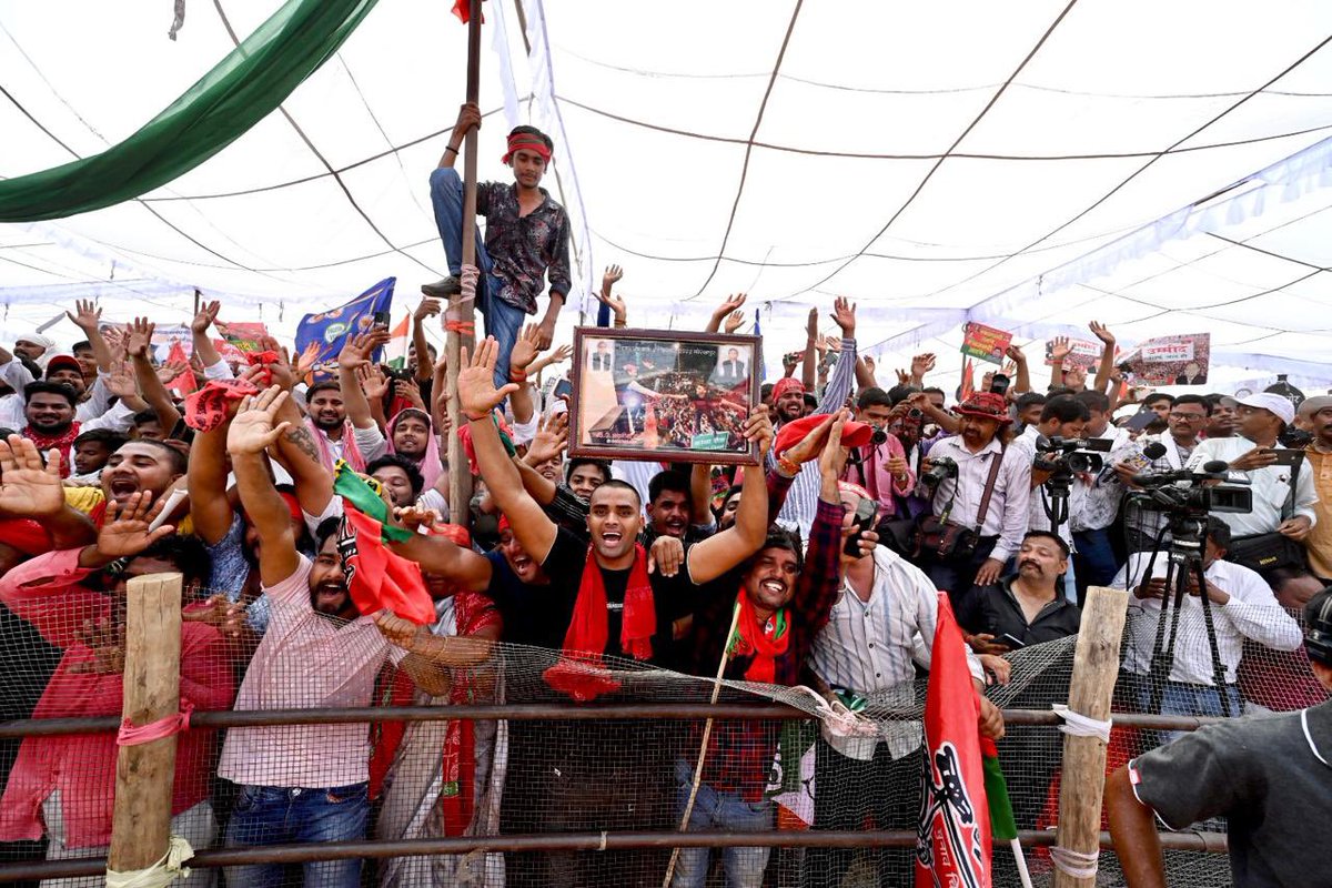 गोरखपुर से ‘इंडिया गठबंधन’ की सपा प्रत्याशी श्रीमती काजल निषाद जी को साइकिल का बटन दबाकर व बांसगांव से कांग्रेस प्रत्याशी श्री सदल प्रसाद जी को पंजे के निशान का बटन दबाकर विजयी बनाएं। गोरखपुर में इन दोनों को जिताने के लिए समर्थन का जो जन सैलाब आज दिखा है, वो बता रहा है कि ‘इंडिया