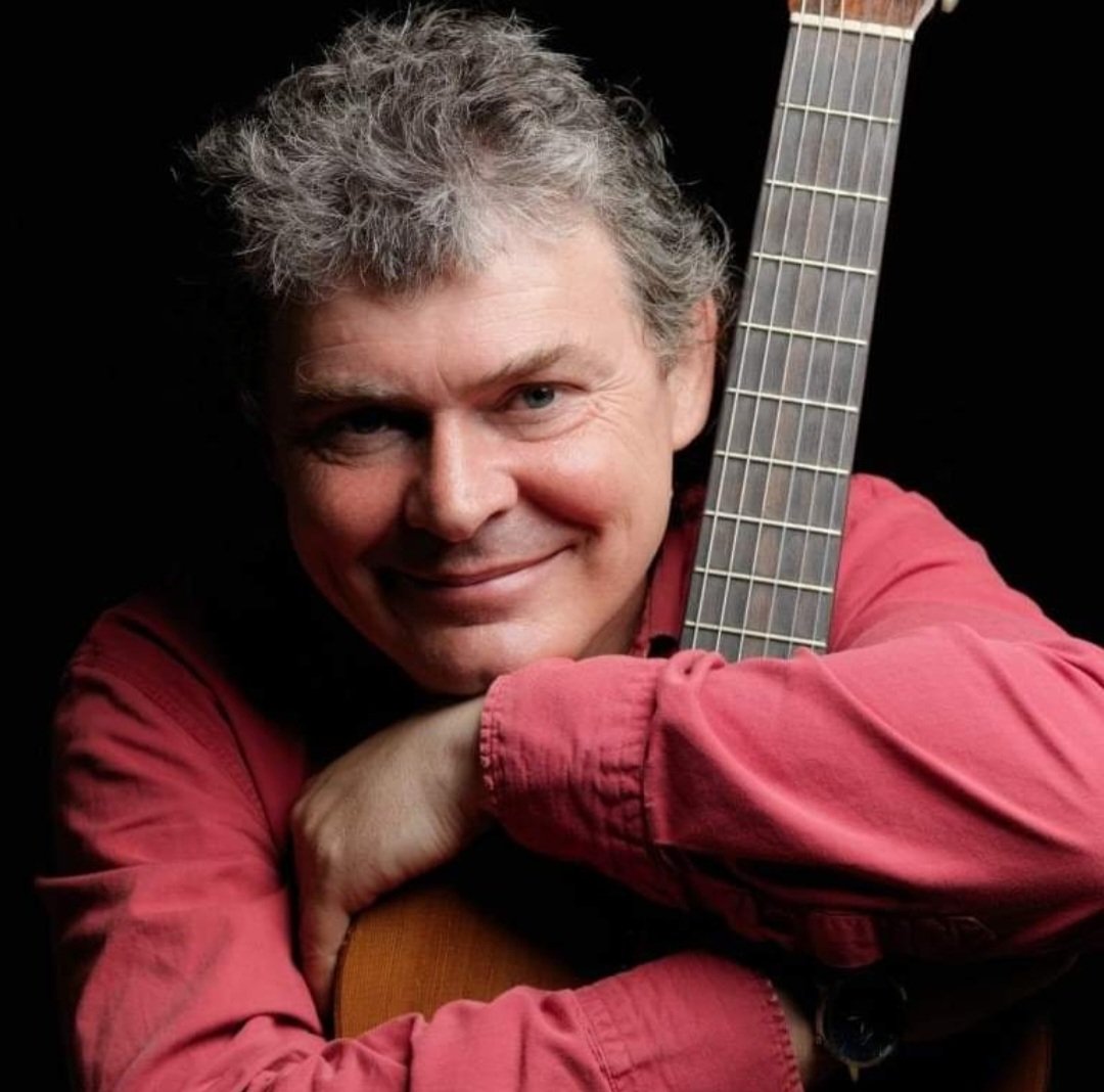 Fógra Scéalaí!/Teller Announcement! Tá áthas orainn a fhógairt go mbeidh John Spillane (Éire) linn i mbliana. This we are thrilled to welcome John Spillane (Ireland). Tickets on sale late May @artscouncil_ie @Corkcoco @Failte_Ireland @pure_cork #storytelling #capeclear