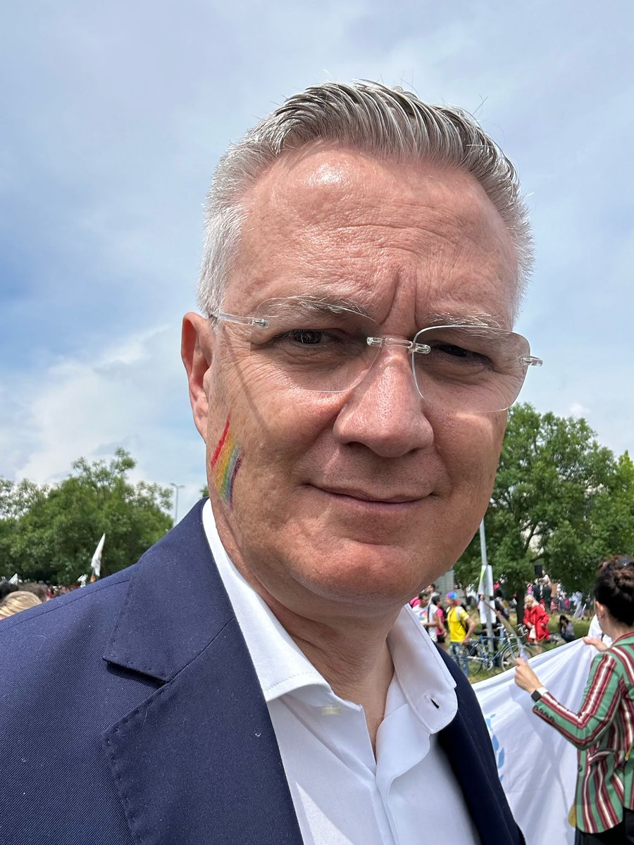 Tetovaccari's tweet image. Oggi al #ModenaPride per sostenere  parità dei diritti e maggiore giustizia sociale. Ho anche firmato i referendum #CGIL per superare precarietà e rendere il lavoro più sicuro, per innalzare, con la reintegrazione, le tutele contro i licenziamenti illegittimi. Lavoro bene comune