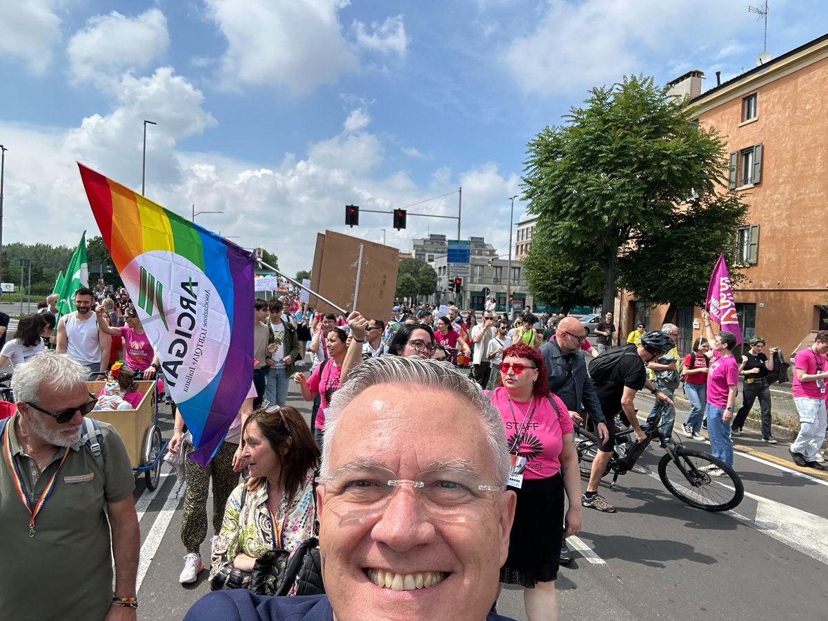 Tetovaccari's tweet image. Oggi al #ModenaPride per sostenere  parità dei diritti e maggiore giustizia sociale. Ho anche firmato i referendum #CGIL per superare precarietà e rendere il lavoro più sicuro, per innalzare, con la reintegrazione, le tutele contro i licenziamenti illegittimi. Lavoro bene comune