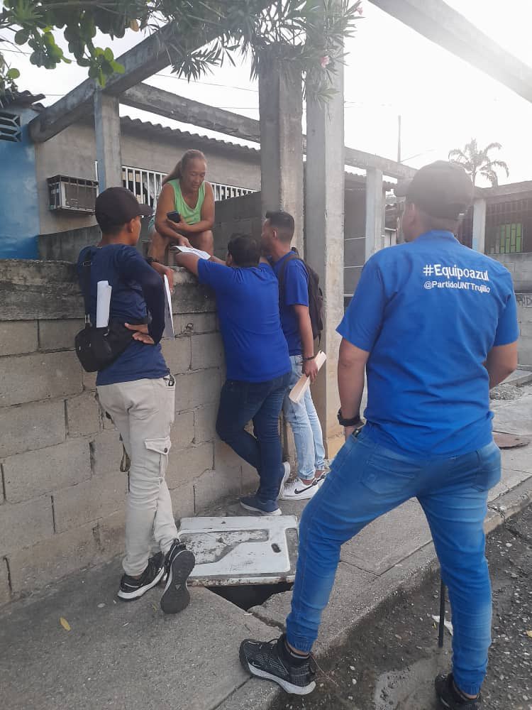 Desde el pueblo de la caña, la Piña y el tambor #Motatán visitando a los vecinos del sector Giraluna ¡el cambio es indetenible! 

Todo el mundo con Edmundo 🇻🇪
