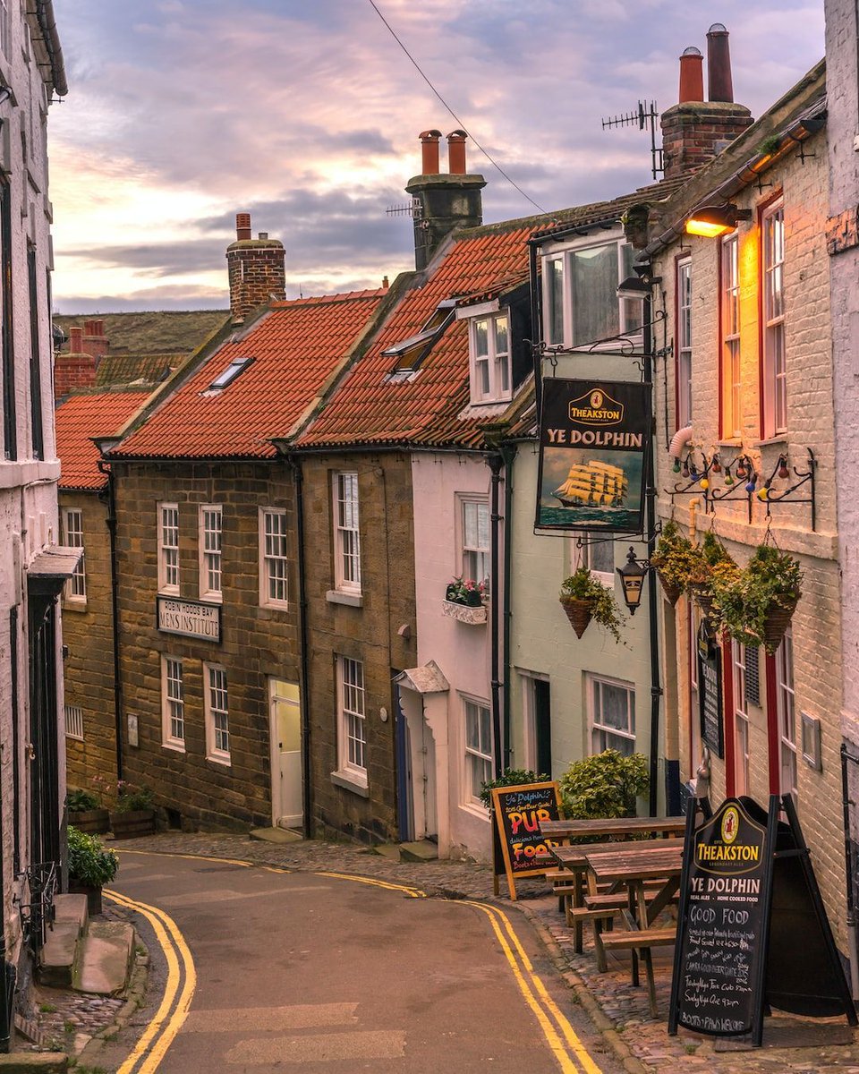 👋 Friendly locals, cobbled streets, old pubs - Yorkshire market towns are so quintessentially British. 🇬🇧 @MirataSocial #YorkshireMarketTowns 
#QuintessentiallyBritish #VisitYorkshire