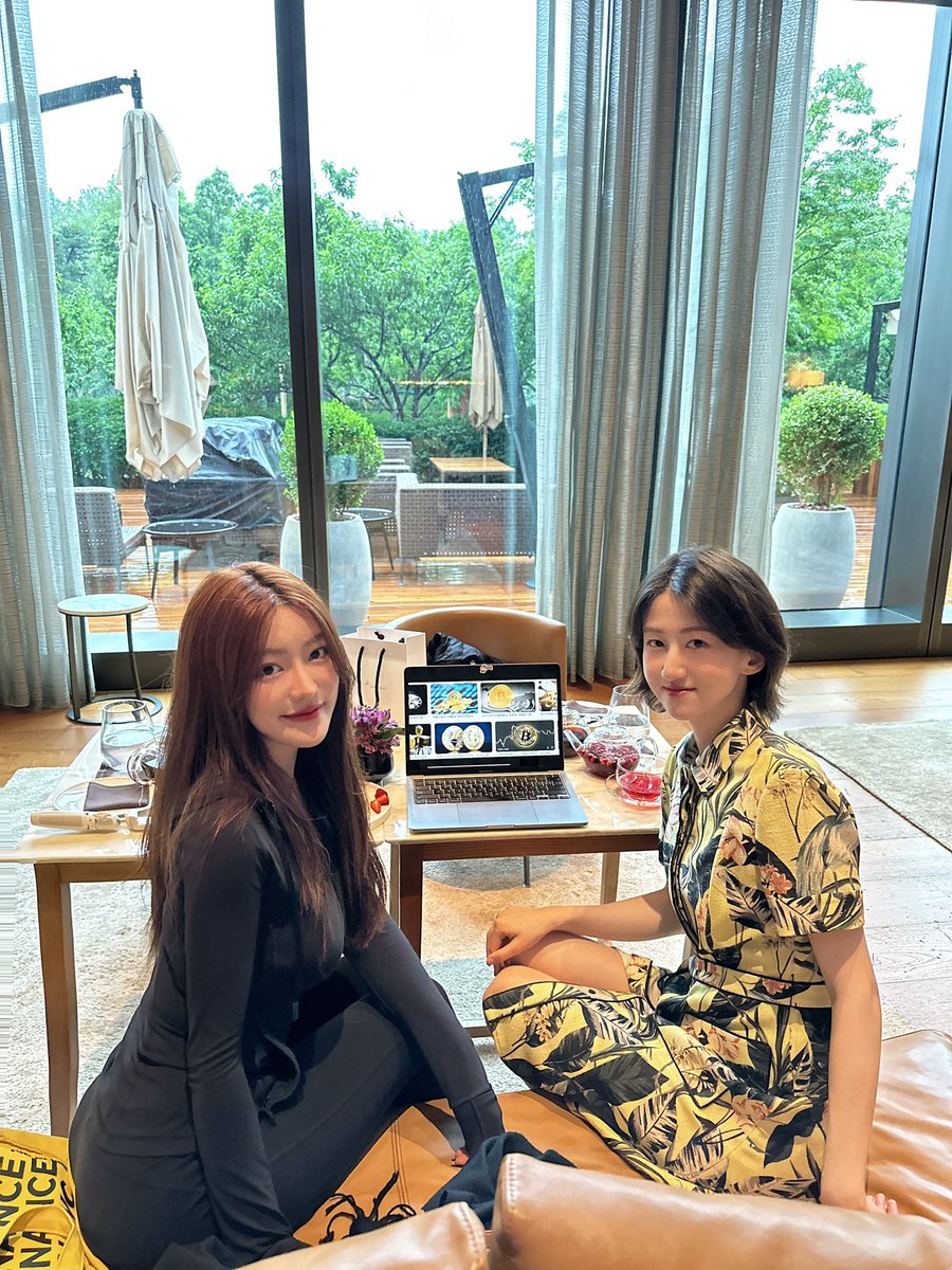 luckybb88's tweet photo. 今天是也是在美丽的宝格丽上web3的一天，jing宝特意从上海来，带了瑞士巧克力。

她说听完我的we3分享后，觉得我和维秘超模KK很像。超模KK放弃了500万年薪，选择去为女生创办编程营。

我们都是在用女性的思维方式，说一些女生能听懂的逻辑，去重新理解“阳性”思维很强的东西。

我和她们分享到sol，刚好她们俩都是纽约留学回来的笨蛋美女，所以非常有链接。

今天的主题是：不用努力去搞懂太多东西，小財靠智慧，大财就靠命咯！哦莫！又“搞废”了两个美女🤓哈哈 也就只能 躺平捡钱了 #BTC