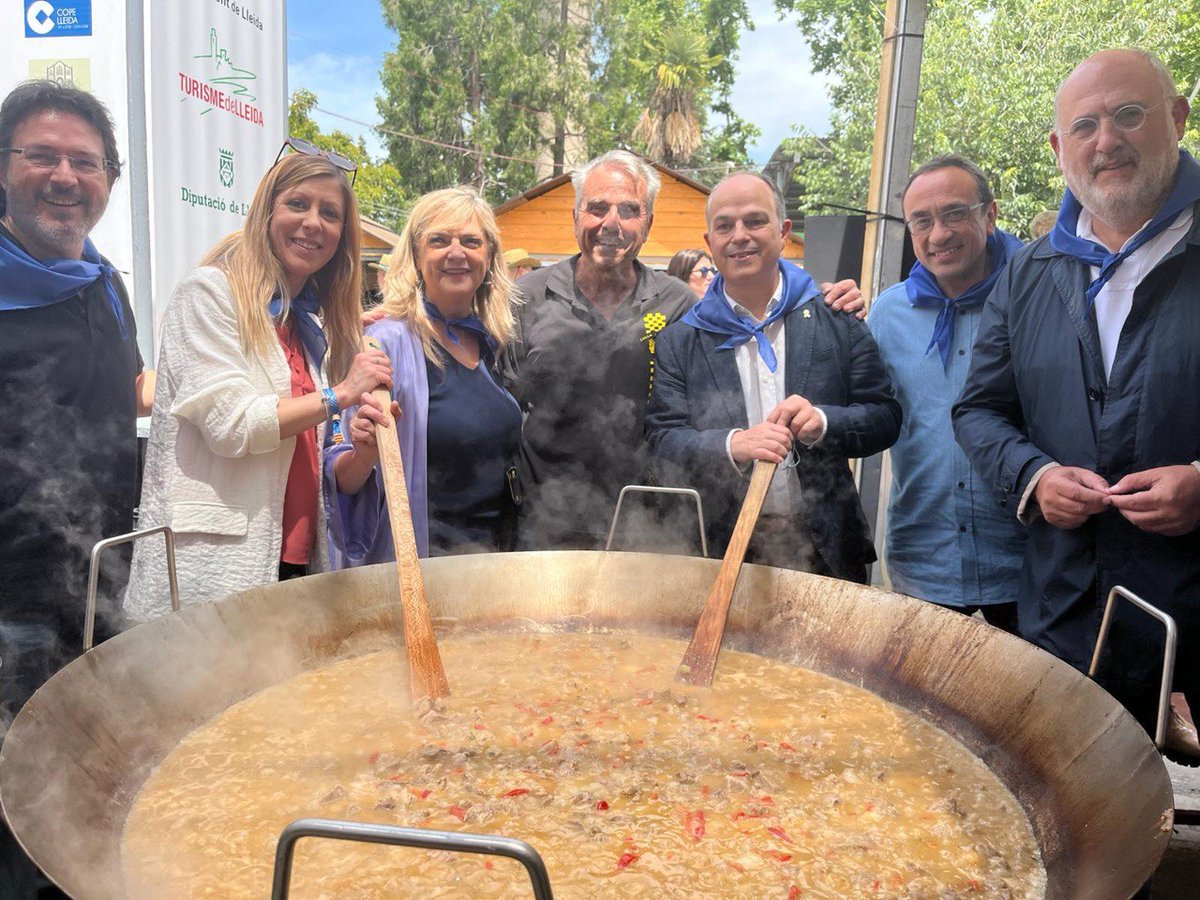 📸 Una delegació de @juntsxcat visita l’Aplec del Caragol de Lleida. 👥 Hi ha assistit el secretari general @jorditurull, @joseprull, @Jean_Abella, @jorfabrega, @feliu_anna, @PujolBonell, @IsidreGavin, @ViolantCervera i @IgnasiPratSarri.