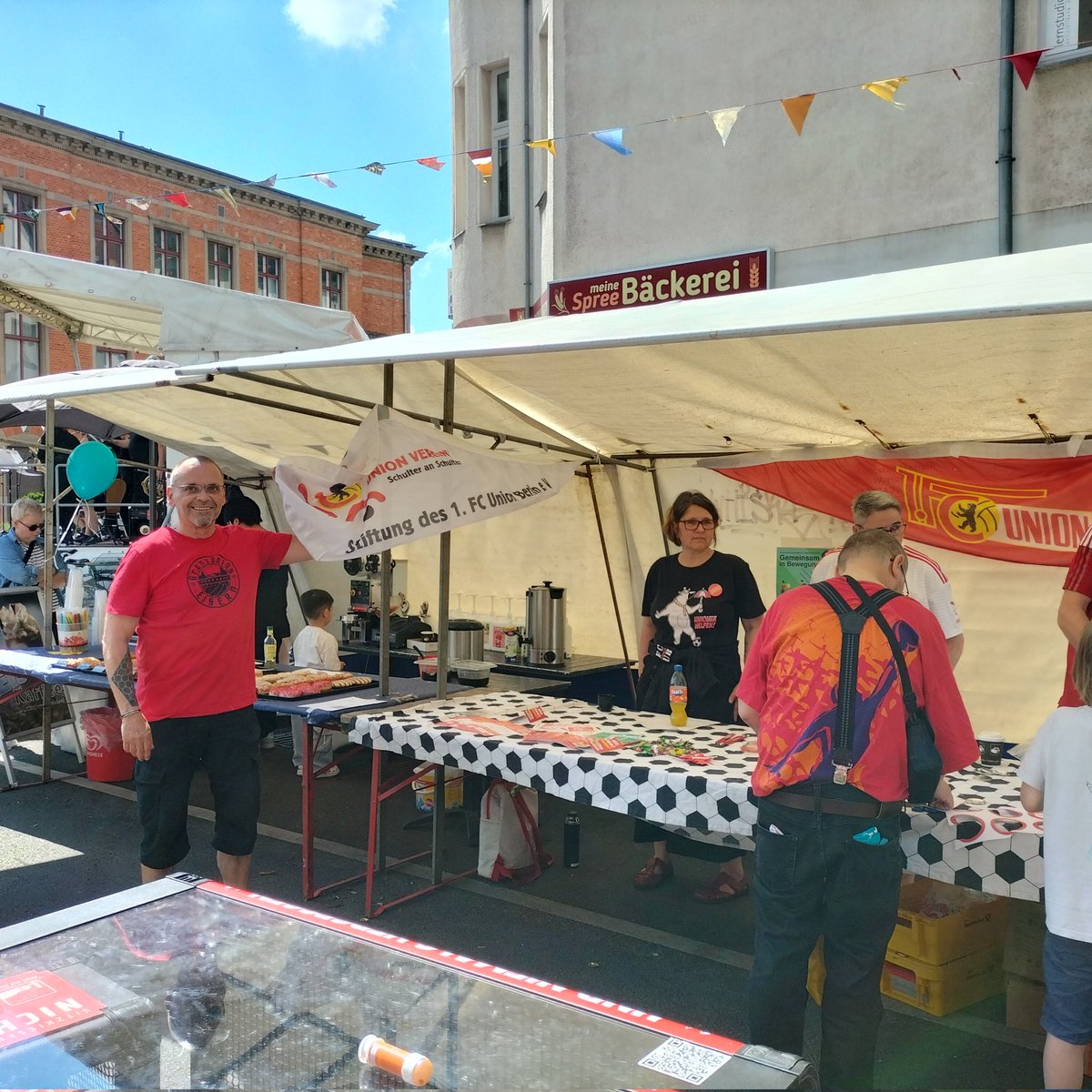 Unsere AG Soziales der FuMA unseres @fcunion ist auch mit dabei beim Demokratiefest in Schöneweide. Warum? Weil Demokratie auch Mitbestimmung und Vereinsarbeit bedeutet. #75JahreGG