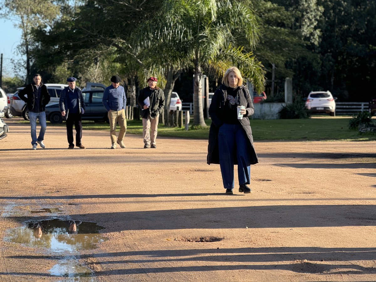 MGAPUruguay's tweet photo. #AHORA el ministro (i) @ignacio_buffa, la directora @mfmaldonado_ el director de #DGRN Martín Mattos, el director del #SNIG Gabriel Osorio y equipo del #MGAP llegan al local de la Sociedad de Fomento Treinta y Tres para participar del 107 Congreso Anual de @federacionrural https://t.co/TsLOdkFqFG