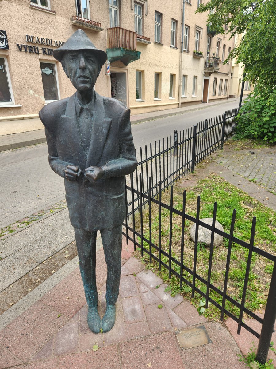 ABXTravel's tweet photo. The legacy of Leonard Cohen stands tall on the streets of Vilnius #Lithuania @GoVilnius #Hallelujah #Imyourman https://t.co/HwOgkBlGyp