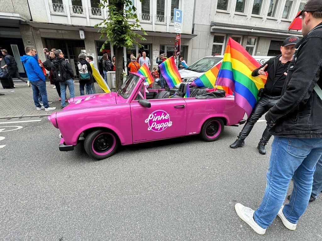 StadtwerkeDO's tweet photo. „Ride with Pride“: Mitarbeiter*innen vieler Verkehrsunternehmen haben heute bei der Pride #Düsseldorf unter dem Motto #öffisbunt 🌈 Flagge gezeigt. Auch Mitglieder und #Allies des frisch gegründeten #DSW21-Regenbogennetzwerks waren dabei.

#Dortmund #Vielfalt #Toleranz @KVBAG @VDV_Verband @DieRheinbahn