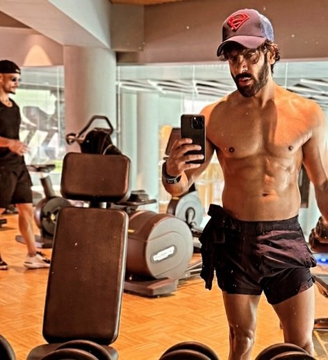 Beingkhanumar's tweet photo. Another Pic Here Clear Show Asim In Romania..... 

Preparing For Upcoming Task 

WISH YOU LUCK ASIM RIAZ https://t.co/5HhD72zWYX