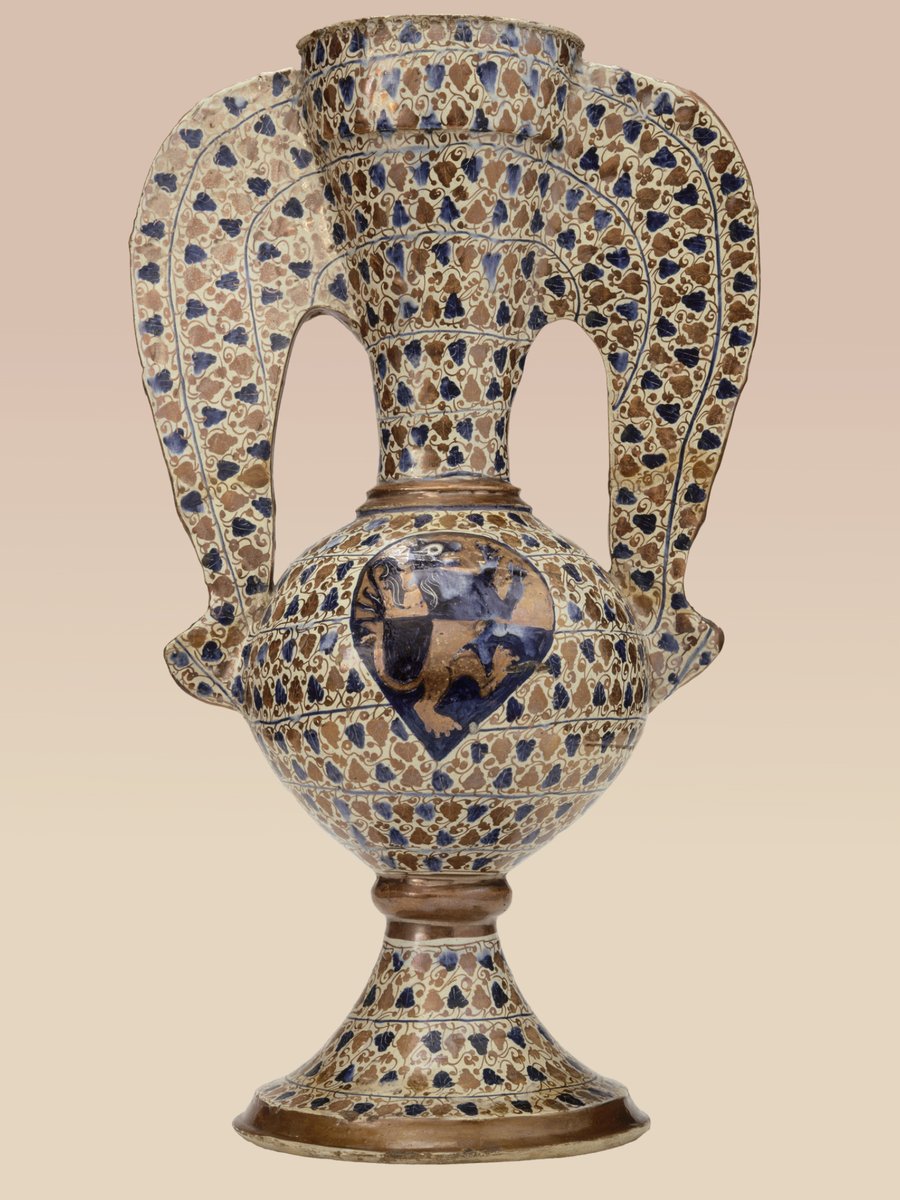Ce vase en faïence a été réalisé à Valence vers 1465-1469. 🏺
Les céramiques, à la fonction décorative, remportent un vrai succès auprès des élites européennes : elles sont moins onéreuse que l’orfèvrerie, qui constituait jusqu’alors l’essentiel de la vaisselle d’apparat. ✨