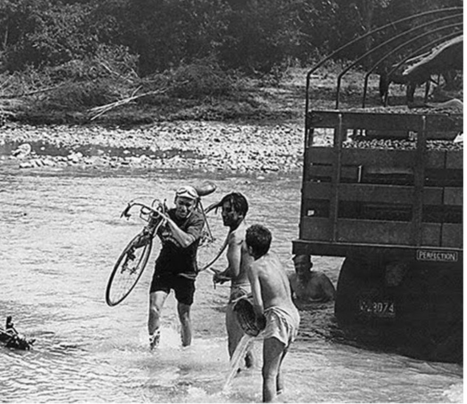 muyemputado's tweet photo. #ElGiroXRCN la primera de las imágenes icónicas en la historia del ciclismo Colombiano. El indomable Zipa Forero haciendo el recorrido para la primera vuelta a colombia en 1950. Llegó antes que los carros y así fue posible la de 1951 @mario_sabato @MonicaJllo https://t.co/TeZa4DmHky
