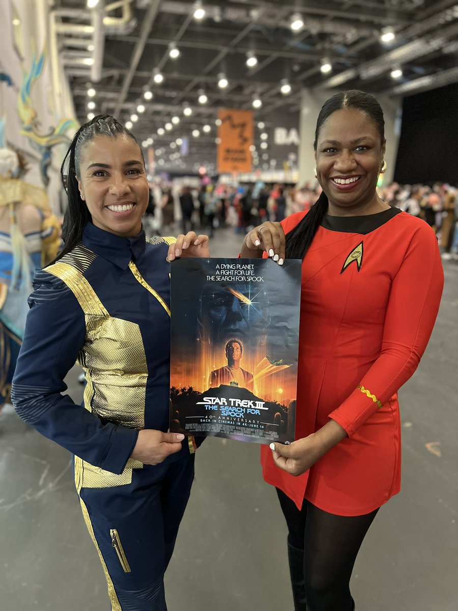 #StarTrekDiscovery fans attending the panel not only got a sneak peek at an action & emotion packed scene from the finale, but a free print of @Cakes_Comics epic new Search for Spock poster! (Bonus USS Londonium crew members!). #StarTrek