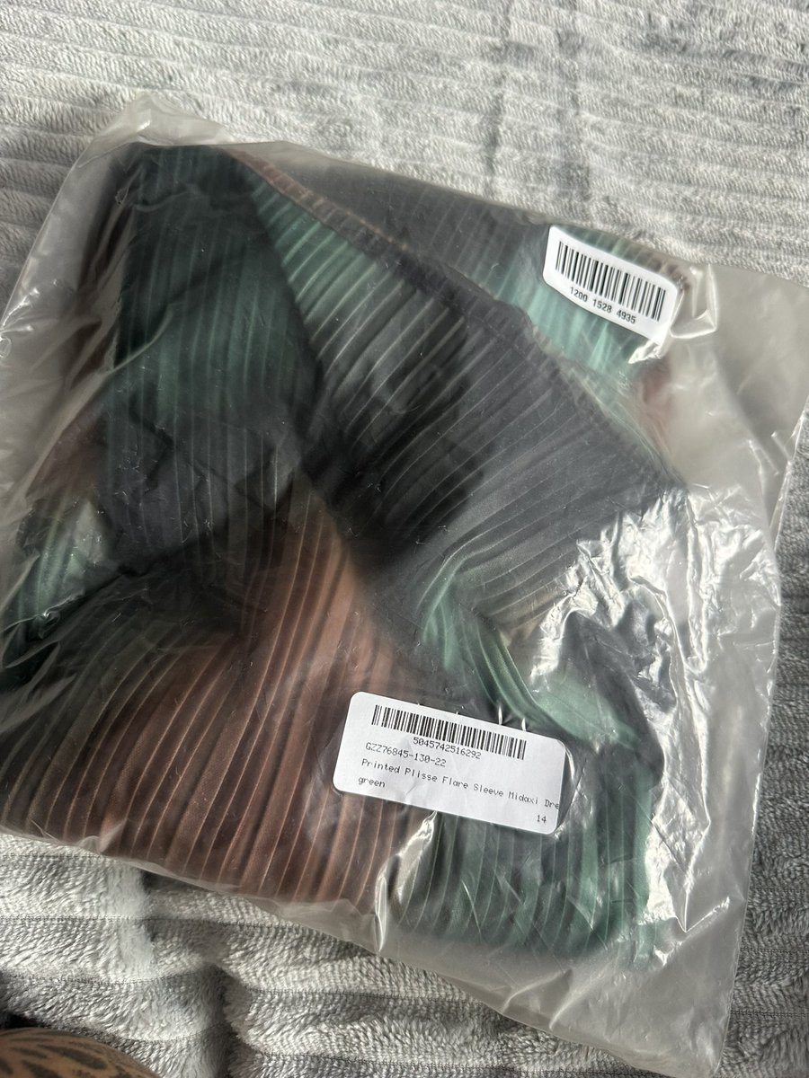 ambereden_'s tweet photo. @boohoo I’ve ordered this dress three times now and each time it’s been a picking error??? https://t.co/cHSITYnFan