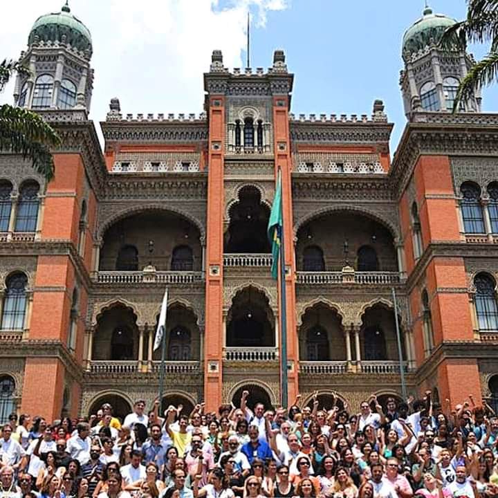 Hoje a @fiocruz completa 124 anos!! Que orgulho ter ingressado nessa grande instituição de ciência, saúde e cidadania em 1987. Um abraço carinhoso a todos que, como eu, trazem a Fiocruz no coração. 🧡🏰 (+)