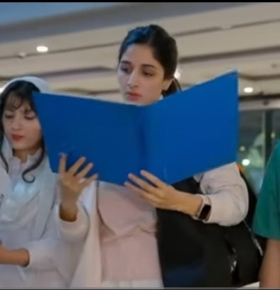 FakeeliteS's tweet photo. #MawraHocane is looking so refreshing and cool as a gynecologist.  
Loved everything about her ckt in the 1st ep of #Jaafa https://t.co/HFCSIsxvbJ