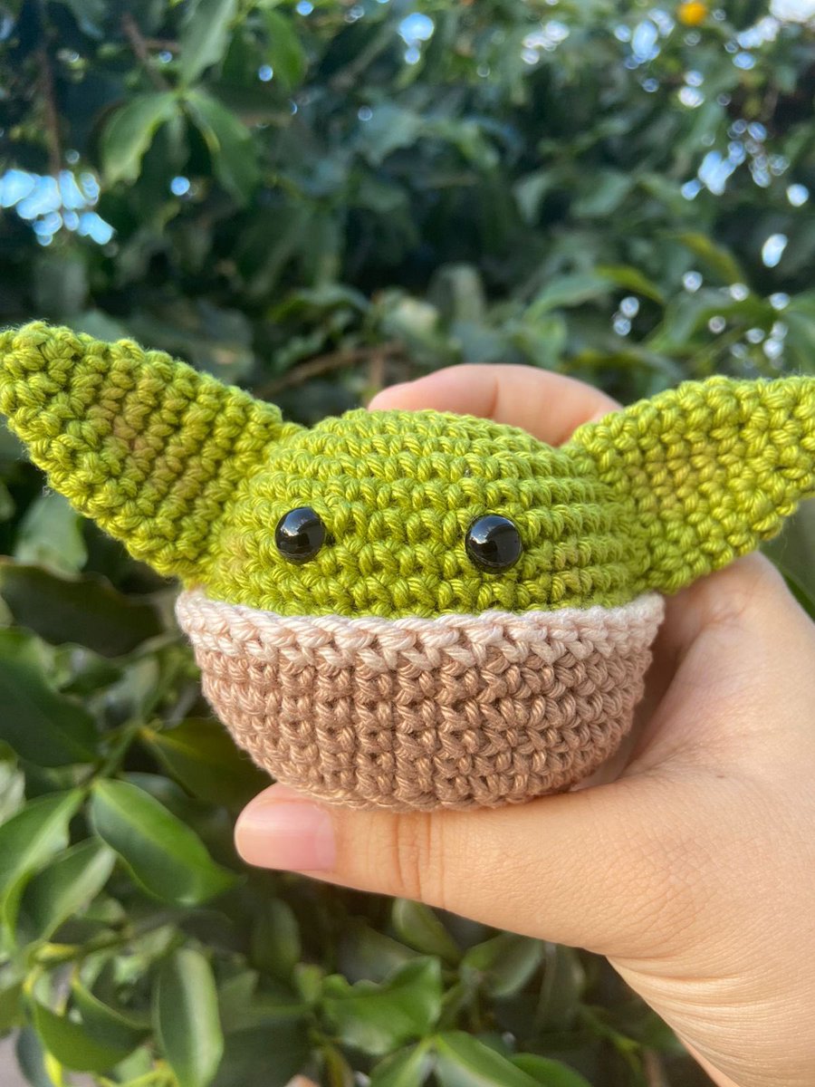 Line_croche's tweet photo. Depois de tanto tempo finalmente eu trouxe o baby yoda. 
Tamanho: 6 cm 
Disponível a pronto entrega 

Receita da : @philomena_amigurumis 

#yodachoche #yoda #babyyoda #amigurumiyoda #starwars #starwarscroche #starwarsamigurumi https://t.co/MsfrFeBiPy
