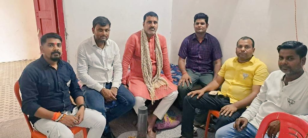 DharmbirGound's tweet photo. खड्डा विधानसभा के तीन मंडल भुजौली खड्डा और नौरंगिया मंडल अध्यक्षों से मुलाकात किया एवं कई कार्यकर्ताओं से मिलकर भारतीय जनता पार्टी के लिए मन से लग जाने का आग्रह किया है। क्योंकि समय शेष है @AmitShah @BJP4India @durgeshBJPrai @mohanverma334 @myogiadityanath @santoshdutt4bjp https://t.co/ut87F5vPgS