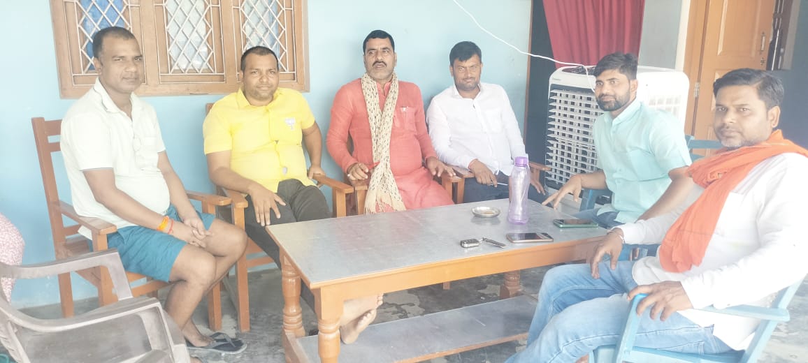 DharmbirGound's tweet photo. खड्डा विधानसभा के तीन मंडल भुजौली खड्डा और नौरंगिया मंडल अध्यक्षों से मुलाकात किया एवं कई कार्यकर्ताओं से मिलकर भारतीय जनता पार्टी के लिए मन से लग जाने का आग्रह किया है। क्योंकि समय शेष है @AmitShah @BJP4India @durgeshBJPrai @mohanverma334 @myogiadityanath @santoshdutt4bjp https://t.co/ut87F5vPgS