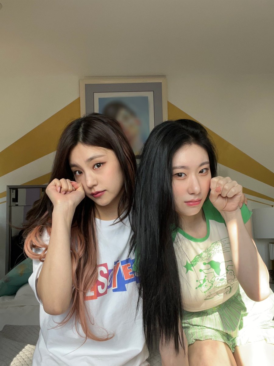 ITZYofficial's tweet photo. Message from #CHAERYEONG to #YEJI 💌

예지언니 생일 축하해 🥰
성실하게 사진 남기는 걸 좋아하는 언니 덕분에 추억할 수 있는 사진이 참 많아서 좋아 ㅎㅎ 앞으로도 오래오래 함께하자

#ITZY #MIDZY @ITZYofficial
#HappyYejiDay #예지
#아기고양이슈가파우더말랑공쥬_예지야생일축하해
#AceQueenYejiDay