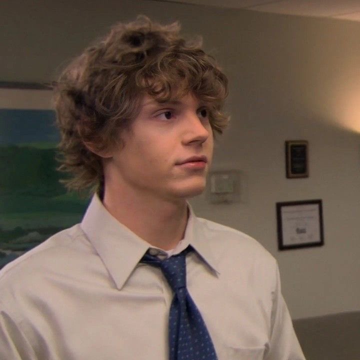 notgwendalupe's tweet photo. evan peters in 'the office' https://t.co/D40wAxnANT