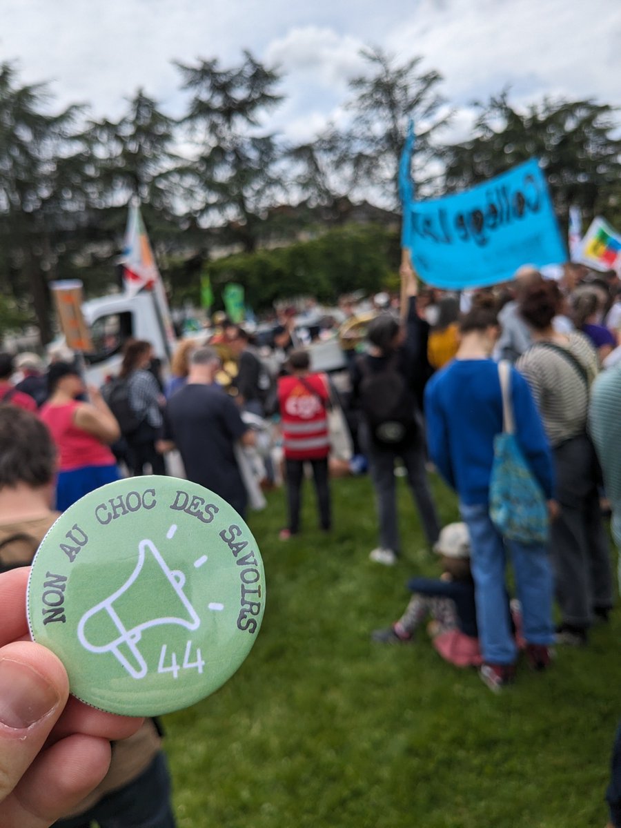 🚩 Présents ce midi à #Nantes pour soutenir les enseignant-e-s & les parents d'élèves mobilisés pour dire non au tri social & à la casse de l'enseignement public!✊

#nonauchocdessavoirs #LoireAtlantique #EcolePublique #Chocdesmoyens #FCPE44 @parents44 #nonautrisocial #25mai