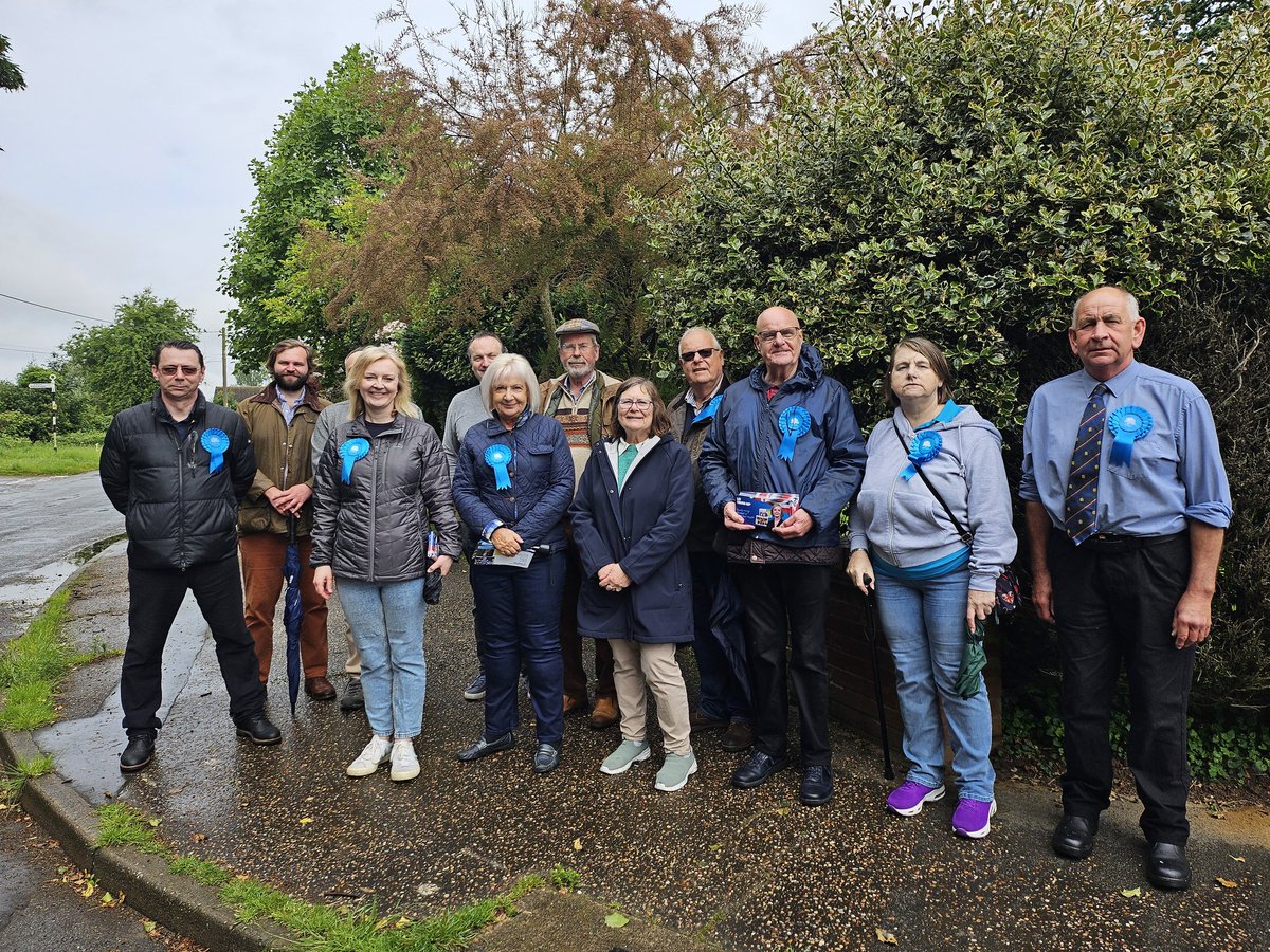 Out and about in Ashill this morning speaking to local residents with the @SWNCA team.