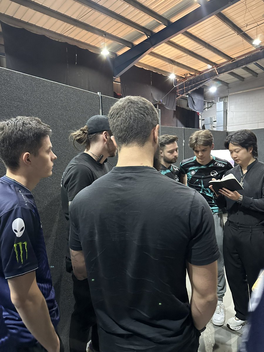 TeamLiquidBR's tweet photo. Aqui o dia já começou 🫡
Palpites pra MD3 de hoje 👇 https://t.co/GEMnUNulsQ