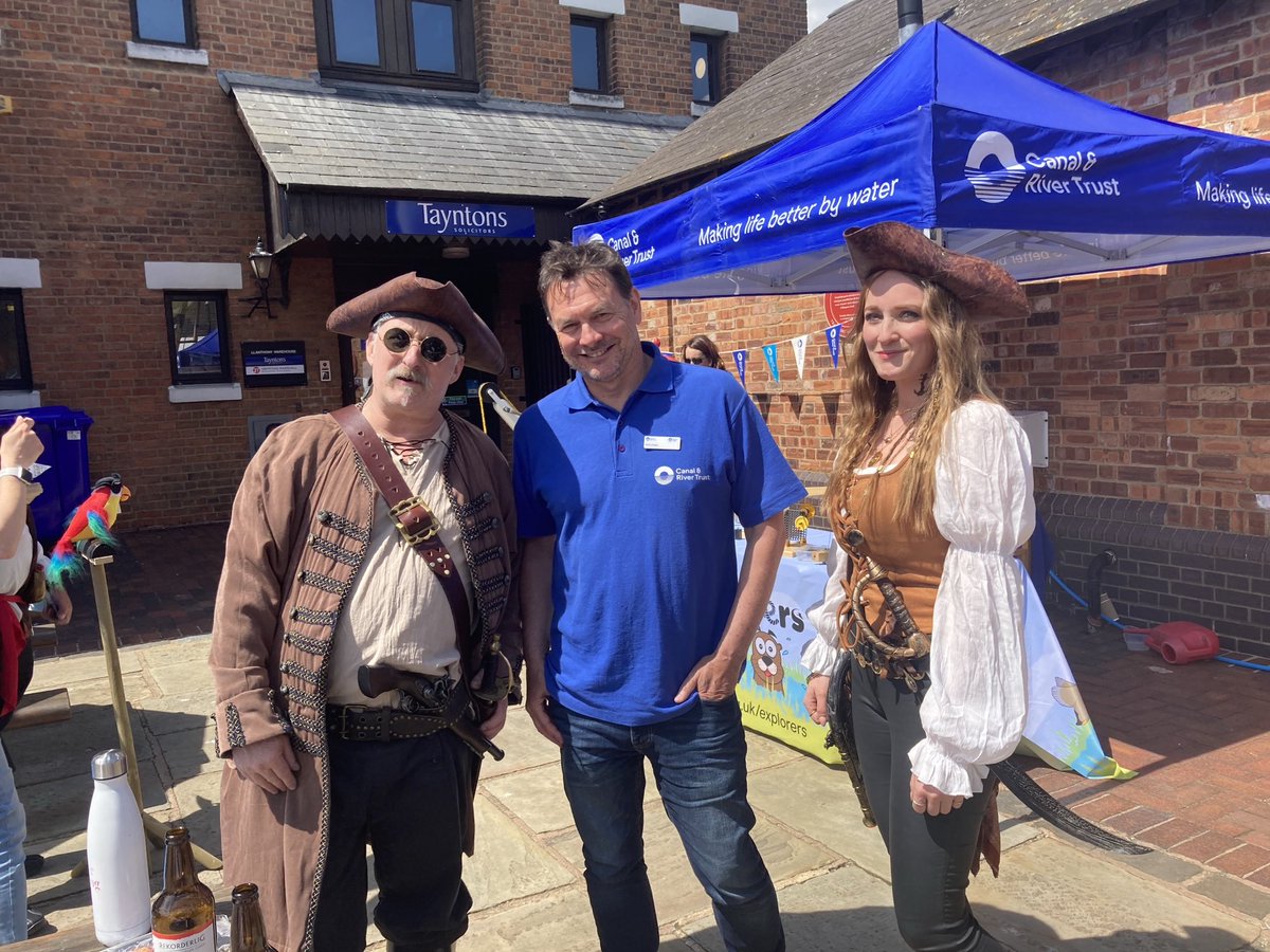 Ahh argh - bank holiday weekend is rocking in Gloucester Docks lots to enjoy #nationalwaterwaysmuseumgloucester 
#canalrivertrust #volunteers