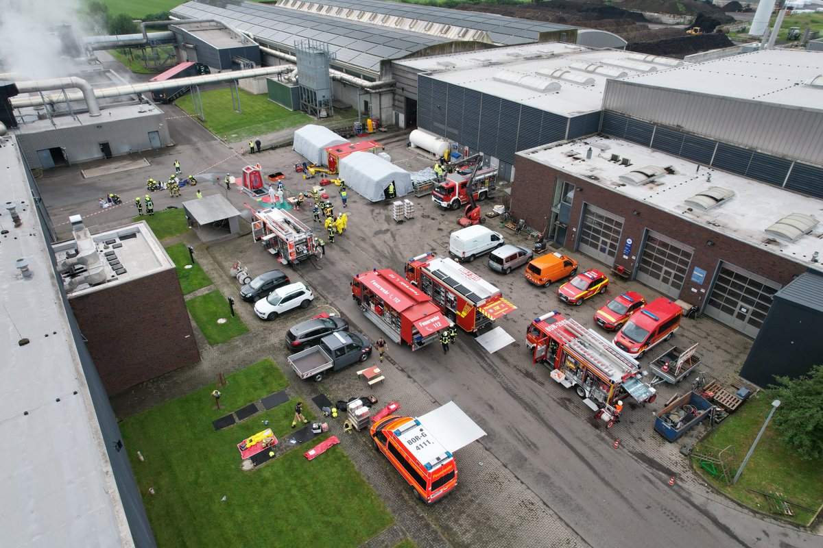 akutkreisborken's tweet photo. Feuerwehrübung am heutigen Samstag (25. Mai) auf dem Gelände der Entsorgungsgesellschaft Westmünsterland in Gescher / Übungsszenario: Austritt von Gefahrstoffen / Verletztendekontaminationseinheit und ABC-Zug des Kreises Borken im Einsatz. Viele Infos: https://t.co/5cRi9EAvkd https://t.co/Z3mybkMuW5