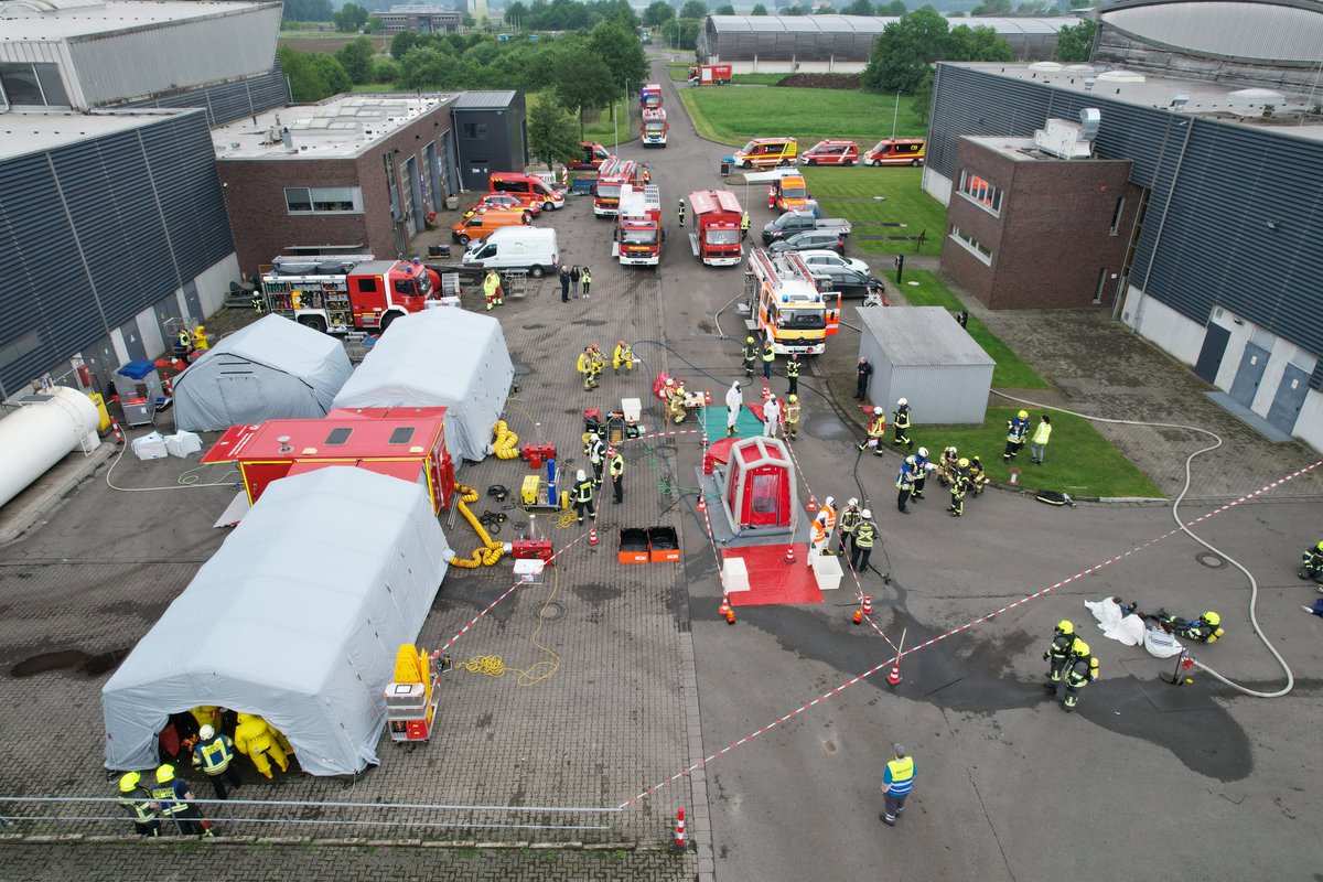 akutkreisborken's tweet photo. Feuerwehrübung am heutigen Samstag (25. Mai) auf dem Gelände der Entsorgungsgesellschaft Westmünsterland in Gescher / Übungsszenario: Austritt von Gefahrstoffen / Verletztendekontaminationseinheit und ABC-Zug des Kreises Borken im Einsatz. Viele Infos: https://t.co/5cRi9EAvkd https://t.co/Z3mybkMuW5