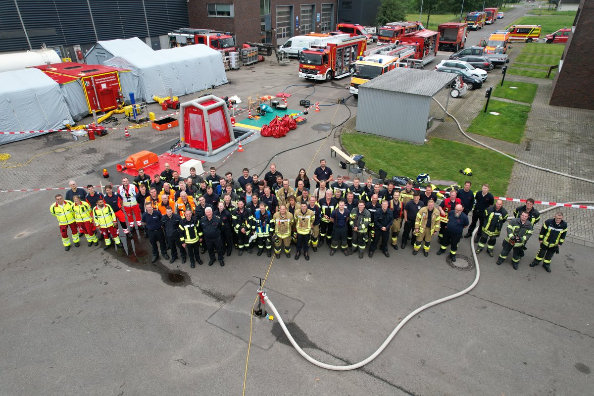 akutkreisborken's tweet photo. Feuerwehrübung am heutigen Samstag (25. Mai) auf dem Gelände der Entsorgungsgesellschaft Westmünsterland in Gescher / Übungsszenario: Austritt von Gefahrstoffen / Verletztendekontaminationseinheit und ABC-Zug des Kreises Borken im Einsatz. Viele Infos: https://t.co/5cRi9EAvkd https://t.co/Z3mybkMuW5