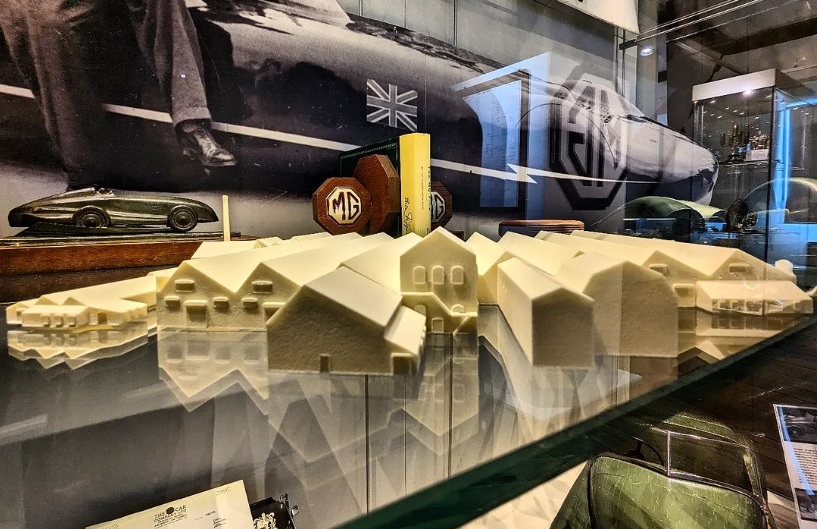 Scale model of the Assembly Building (A Block) of the MG Car factory displayed in our Attic Gallery as part of the #mg100 exhibition (on loan from the @MGCarClub).
You can explore the MG story and its model cars at #Abingdon Museum during the #BankHolidayWeekend including Monday.