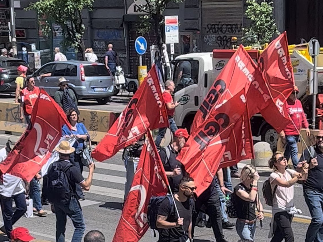 Italia non ti disunire. Dal Nord al Sud 30mila in corteo a Napoli contro l’ #autonomiadifferenziata 
#25maggio