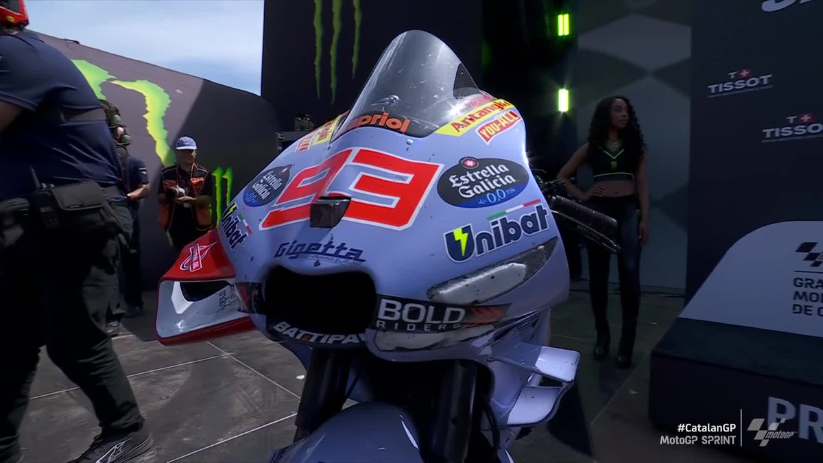 MotoGP's tweet photo. Battle wounds on his @GresiniRacing bike 💥
Nonetheless, @marcmarquez93 came from the 5th row to 2nd place 📈
#CatalanGP 🏁 https://t.co/Kt2UJ1plFt