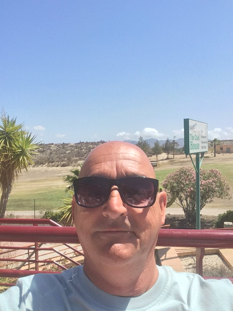 33 degrees at the golf club, do i A, stay and drink ice cold beer, or, B go back home and watch the cup final, A wins #lofc #coyos